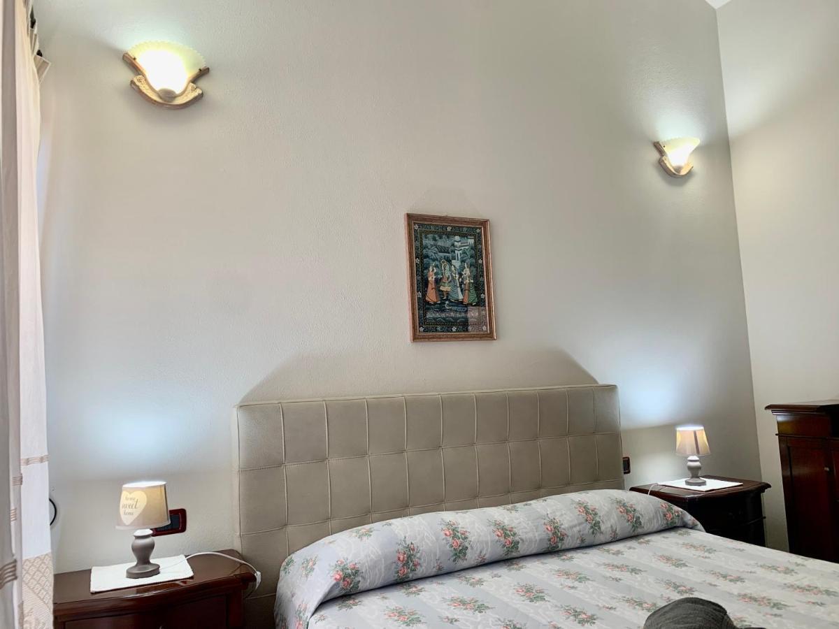 Casa Vacanza V&G Domus De Maria Bagian luar foto