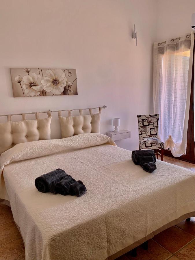 Casa Vacanza V&G Domus De Maria Bagian luar foto