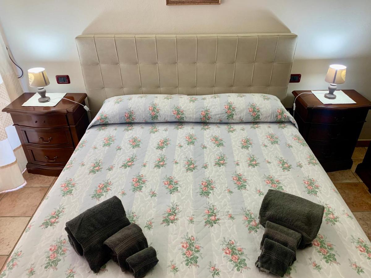 Casa Vacanza V&G Domus De Maria Bagian luar foto